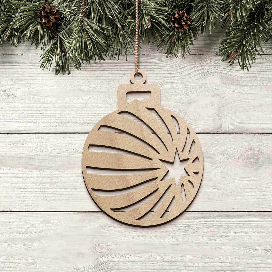 Moderná vianočná guľka z dreva