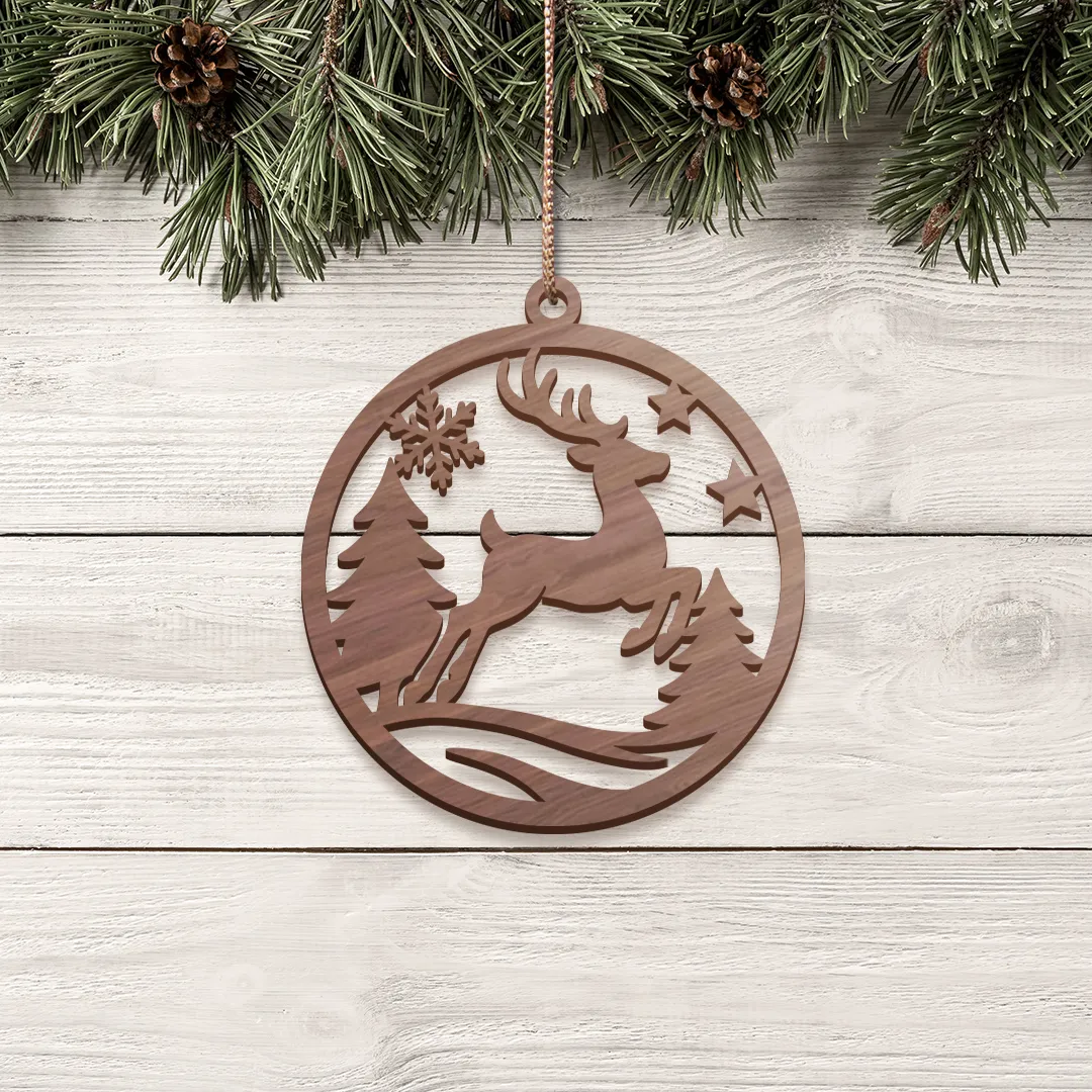 Vianočná ozdoba na stromček so sobom v lese