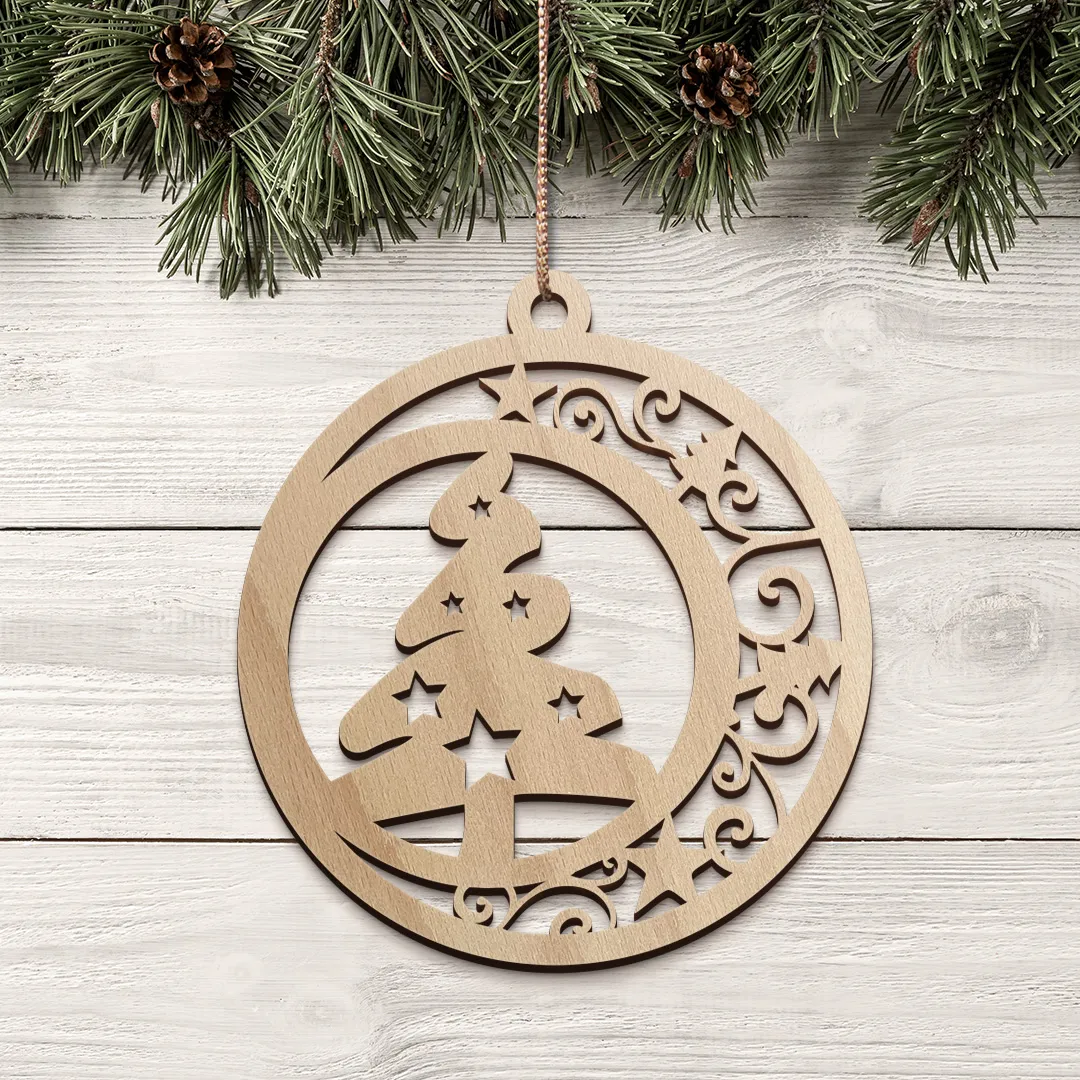 drevená vianočná ozdoba s ornamentom a stromčekami 2
