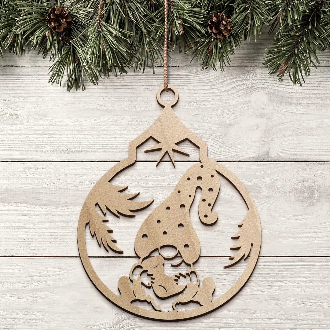 Drevená vianočná ozdoba s trpaslíkom